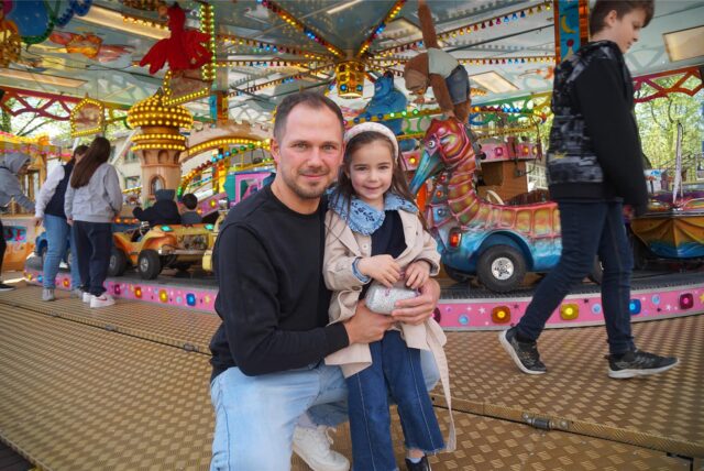 Eine Familie auf der Kirmes