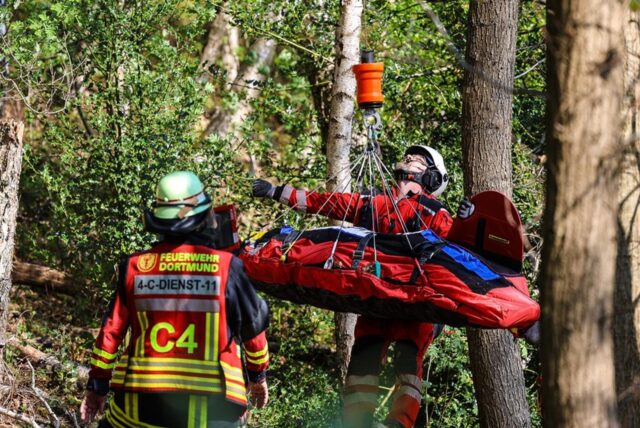 Retter helfen einem verunfallten Mann in Dortmunder Steilhang.