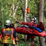 Retter helfen einem verunfallten Mann in Dortmunder Steilhang.