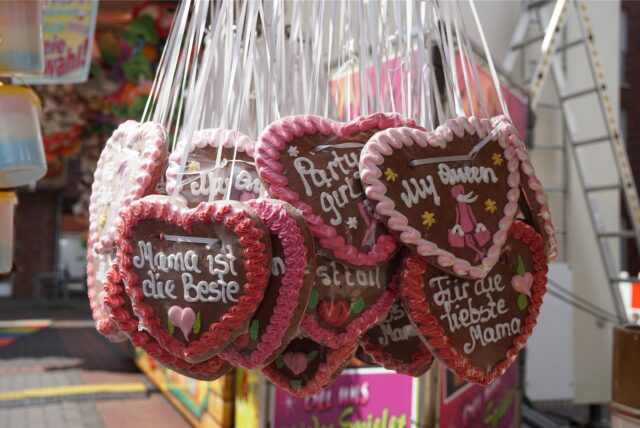 Ein bunter Strauß voller Lebkuchenherzen an einem Kirmesstand in Marl-Hüls.