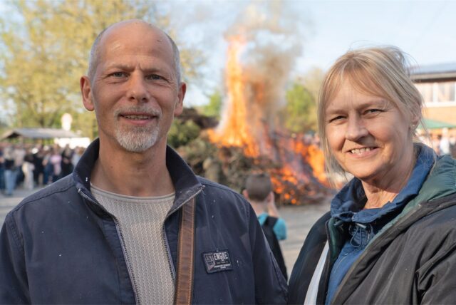 Viele gut gelaunte Gesichter am Osterfeuer auf dem Hof Menken in Castrop-Rauxel: Die haben die Besucherinnen und Besucher fotografiert.