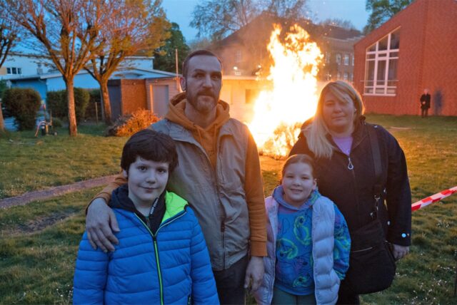 Eines von 15 Osterfeuern in Castrop-Rauxel 2025: Das Feuer der Pfarrei Corpus Christi / Gemeinde St. Antonius in Ickern.