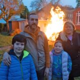 Eines von 15 Osterfeuern in Castrop-Rauxel 2025: Das Feuer der Pfarrei Corpus Christi / Gemeinde St. Antonius in Ickern.