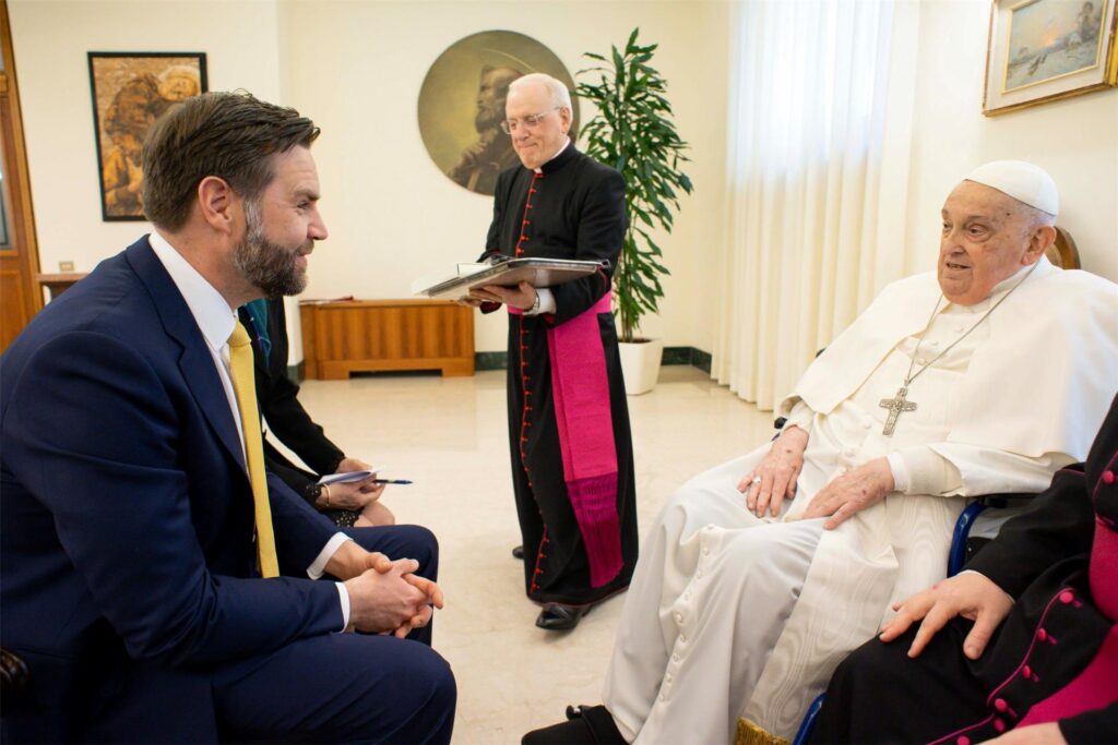 Papst Franziskus empfängt US-Vizepräsident JD Vance (l), bevor er den Segen Urbi et Orbi (lateinisch für 