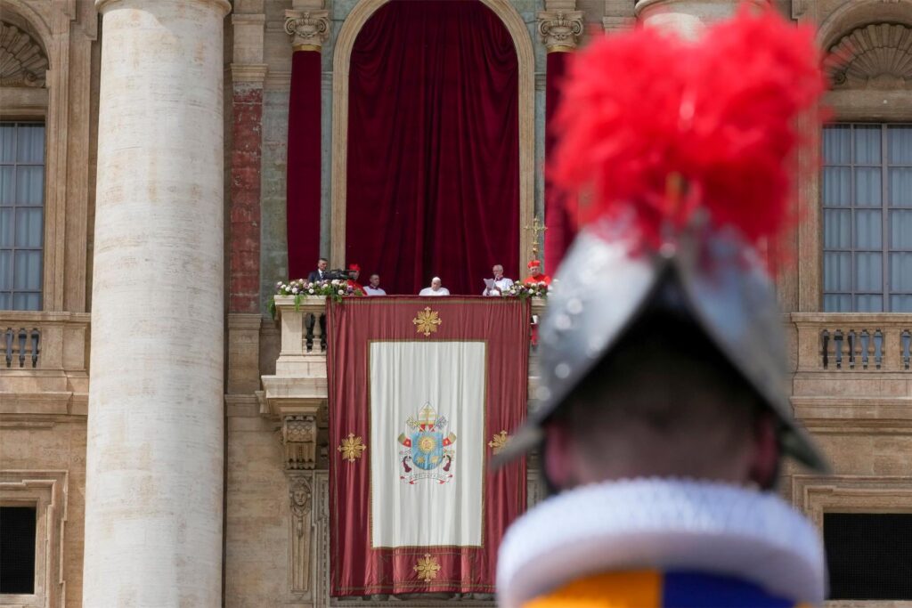 Papst Franziskus erscheint in der zentralen Loge des Petersdoms.