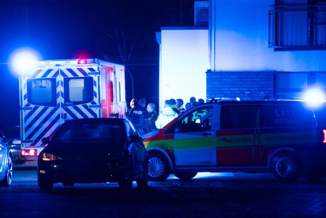 Mit starken Kräften trat die Polizei am Eventzentrum.NRW auf. Auch ein Rettungswagen war im Einsatz.