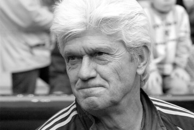 Werner Lorant blickt im Stadion in die Ferne.