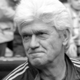 Werner Lorant blickt im Stadion in die Ferne.