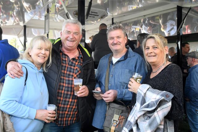 Bei Bier, Snacks und Cocktails fand am Karsamstag (19.04.) das Osterfeuer beim VFB Habinghorst statt. Wir zeigen die vielen Besucher.