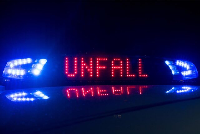 Symbolbild einer Unfallanzeige auf dem Dach eines Polizeiwagens.