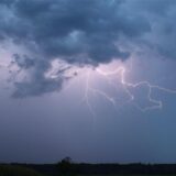 Große Blitze erstrecken sich über einen dunklen Himmel.