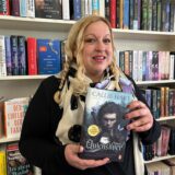 Britta Spengler hält ein Buch.