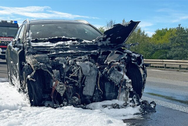 Auto mit ausgebranntem Motorraum