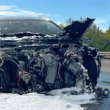 Auto mit ausgebranntem Motorraum