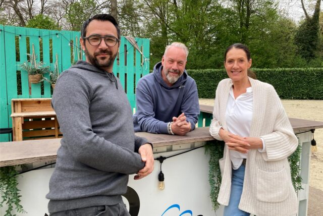 Sebastian Banhold, Carsten Nachlik und Daniela Münster (von links) stehen auf dem Gelände der Katze im Busch in Herten-Süd an einer Bar.