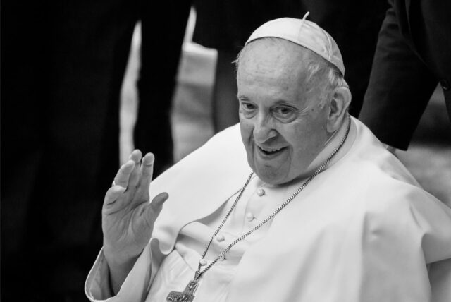 Papst Franziskus winkt während der Generalaudienz im Vatikan.