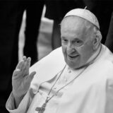Papst Franziskus winkt während der Generalaudienz im Vatikan.