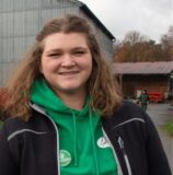 Bildmontage: Ein wolfsähnliches Tier ist bei Nacht auf einer Straße in Datteln unterwegs, recht daneben die Ortslandwirtin Christina Schulte-Hubbert.