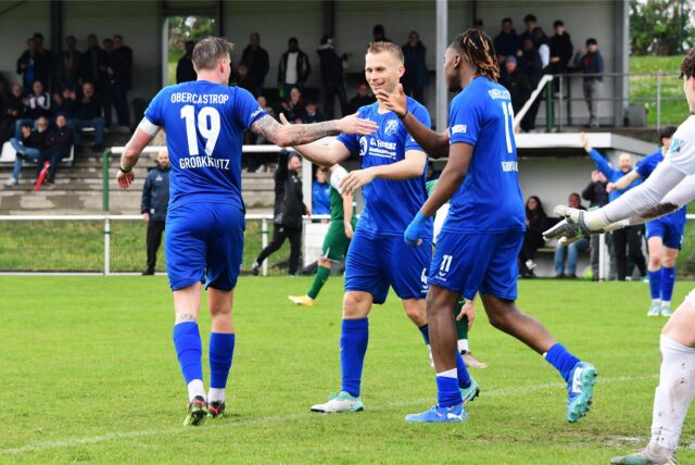 Kevin Großkreutz (l.) jubelt mit Florian Gerding und Hattrick-Schütze Brightney Igbinadolor (r.).