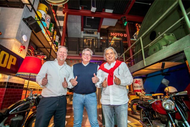 Carsten Kubacki, Thomas Block und Hubert Sterzinger (von links) stehen inmitten der Foodgarage Moto59 in Herten-Süd und strecken ihre Daumen in die Höhe.