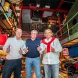 Carsten Kubacki, Thomas Block und Hubert Sterzinger (von links) stehen inmitten der Foodgarage Moto59 in Herten-Süd und strecken ihre Daumen in die Höhe.