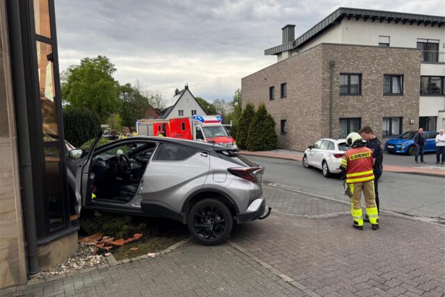 Ein Auto krachte am Montag in das Volksbank-Gebäude in Wulfen.