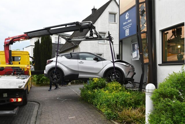Auto in Bankgebäude