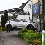 Auto in Bankgebäude