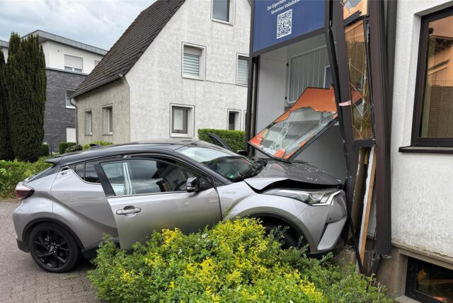 Ein Pkw steckt halb in der Fassade des Treppenhauses einer Volksbankfiliale in Dorsten.