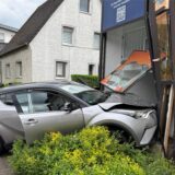 Ein Pkw steckt halb in der Fassade des Treppenhauses einer Volksbankfiliale in Dorsten.