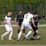 Marls Leihgabe aus der ersten Mannschaft Yannick Kayma (r.) gegen Waltrops Dreifachtorschütze Felix Bramsel (l.) und Lennart Schlierkamp (Nr. 2).