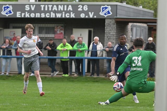 Hier scheitert Cedric Kamdom noch am Spvgg.-II-Torwart Pascal Knop, in der Nachspielzeit der zweiten Halbzeit flog der Keeper nach dem Foul am SG-Stürmer mit Gelb-Rot vom Platz – und es gab den spielentscheidenden Elfmeter für die SG Titania/Rot-Weiß Erkenschwick.