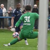 Hier scheitert Cedric Kamdom noch am Spvgg.-II-Torwart Pascal Knop, in der Nachspielzeit der zweiten Halbzeit flog der Keeper nach dem Foul am SG-Stürmer mit Gelb-Rot vom Platz – und es gab den spielentscheidenden Elfmeter für die SG Titania/Rot-Weiß Erkenschwick.