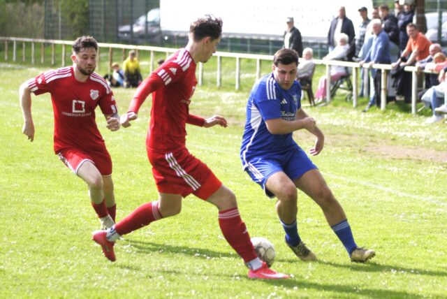 Felix Kampherm (M.) von Vestia Disteln II versucht hier, Tom Judwerschat (r.) von Borussia Ahsen den Ball abzujagen.