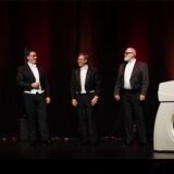 Die drei Tenöre Ricardo Marinello (von links), Oscar Marin und Johannes Groß stehen auf der Bühne. Daneben sitzt Claudia Hirschfeld am Klavier.