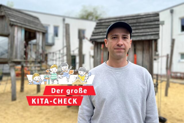 Der Leiter einer Kita aus Dortmund steht auf dem Außengelände. Im Hintergrund zu sehen: Spielplatz-Geräte und das Gebäude.