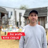 Der Leiter einer Kita aus Dortmund steht auf dem Außengelände. Im Hintergrund zu sehen: Spielplatz-Geräte und das Gebäude.