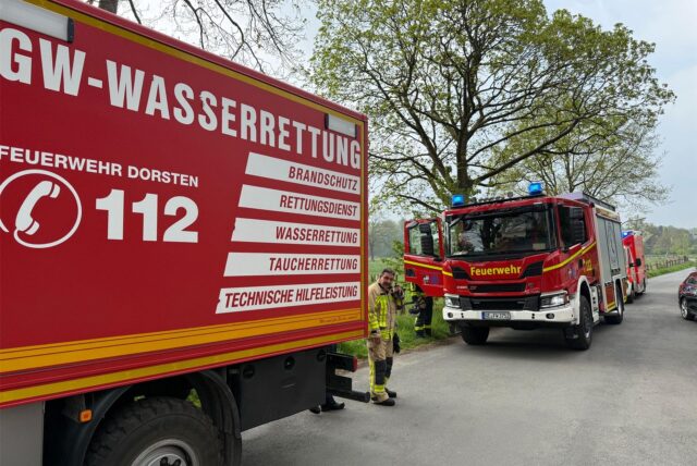 Im Wesel-Datteln-Kanal in Dorsten haben Einsatzkräfte nach einer Person im oder am Wasser gesucht.