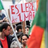 „Es lebe der 1. Mai“ steht auf dem Plakat eines Mannes, der an einer Kundgebung zum Tag der Arbeit teilnimmt.