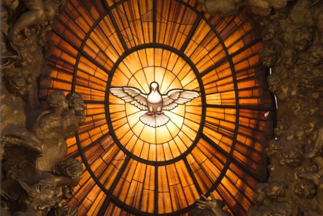Ein Kirchenfenster mit einer Darstellung des Heiligen Geistes in Form einer Taube im Vatikan.