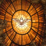 Ein Kirchenfenster mit einer Darstellung des Heiligen Geistes in Form einer Taube im Vatikan.