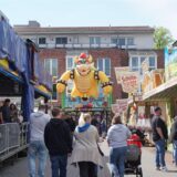 Menschen laufen über die Osterkirmes in Hüls.