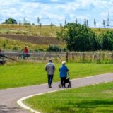 Spaziergänger laufen durchs Emscherland in Recklinghausen