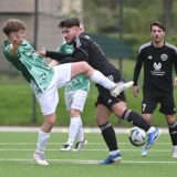 Dimitri Reskov (l.) von der SG Suderwich III wird von Umut Balci vom FC 26 Erkenschwick II im Zweikampf ins Straucheln gebracht.