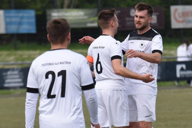 Lutz Hamann (r.) ist einer von zwei Spielern, der der Teutonia aus Waltrop bei der SG Suderwich fehlen wird. Der Einsatz eines weiteren Spielers steht auf der Kippe.