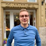 Max Zimmer vor seinem Geschäft Zimmer Manufakturschmuck.