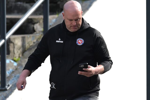 Christian Knappmann schaut auf sein Handy
