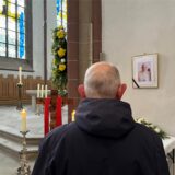 Ein Gläubiger steht in der Propsteikirche in Dortmund vor einem Foto des verstorbenen Papstes Franziskus.