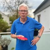 Wilfried Hamel steht mit einem Tischtennisschläger in der Hand auf seinem Balkon in Castrop-Rauxel.