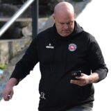 Christian Knappmann schaut auf sein Handy